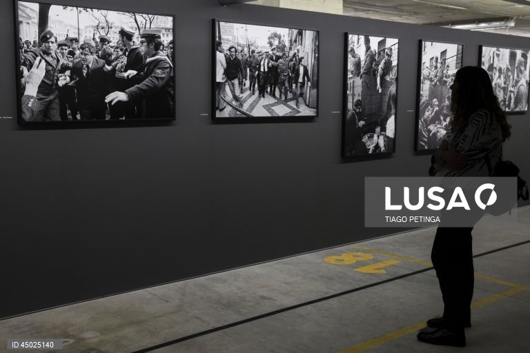 Visita de imprensa à exposição "Venham Mais Cinco: O Olhar Estrangeiro sobre a Revolução Portuguesa", no Parque Empresarial da Mutela (antiga Lisnave) em Almada, 23 de maio de 2025. TIAGO PETINGA/LUSA