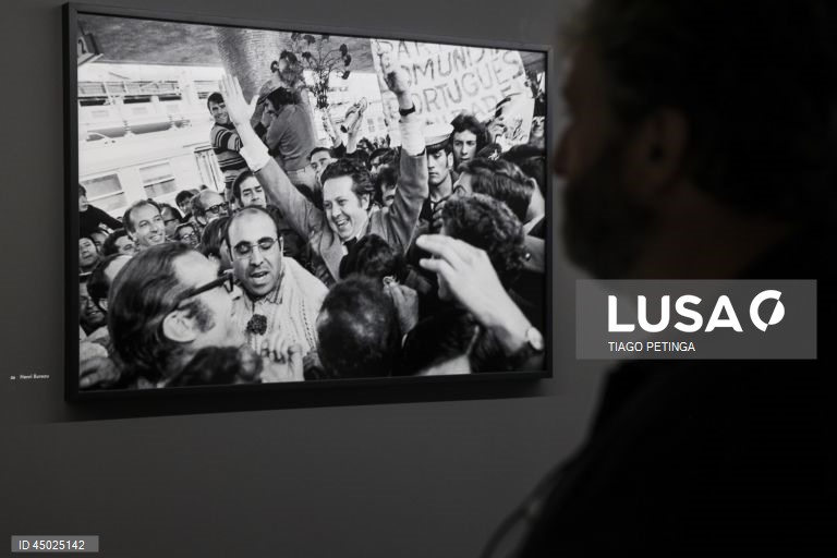 Visita de imprensa à exposição "Venham Mais Cinco: O Olhar Estrangeiro sobre a Revolução Portuguesa", no Parque Empresarial da Mutela (antiga Lisnave) em Almada, 23 de maio de 2025. TIAGO PETINGA/LUSA