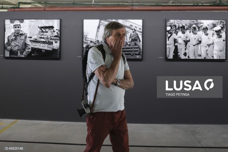 O fotógrafo Jean-Claude Francolon, durante a visita de imprensa à exposição "Venham Mais Cinco: O Olhar Estrangeiro sobre a Revolução Portuguesa", no Parque Empresarial da Mutela (antiga Lisnave) em Almada, 23 de maio de 2025. TIAGO PETINGA/LUSA