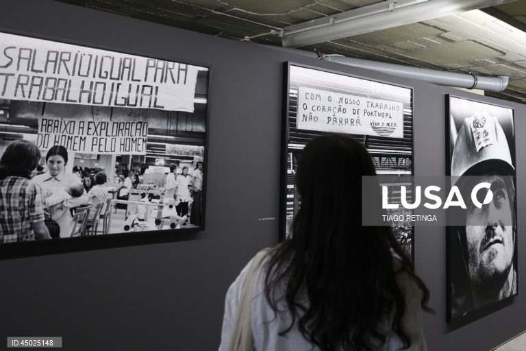 Visita de imprensa à exposição "Venham Mais Cinco: O Olhar Estrangeiro sobre a Revolução Portuguesa", no Parque Empresarial da Mutela (antiga Lisnave) em Almada, 23 de maio de 2025. TIAGO PETINGA/LUSA