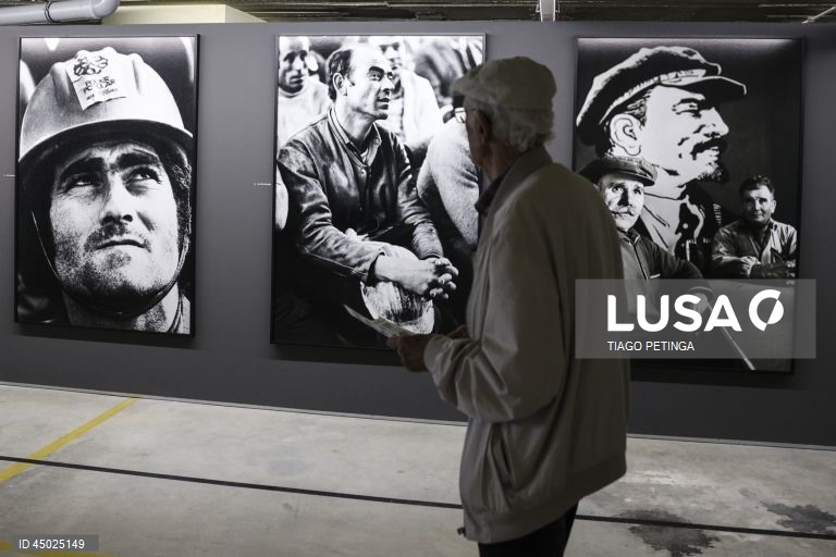 Visita de imprensa à exposição "Venham Mais Cinco: O Olhar Estrangeiro sobre a Revolução Portuguesa", no Parque Empresarial da Mutela (antiga Lisnave) em Almada, 23 de maio de 2025. TIAGO PETINGA/LUSA