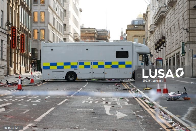 Rescaldo ao atropelamento por um carro de dezenas de pessoas em Liverpool
