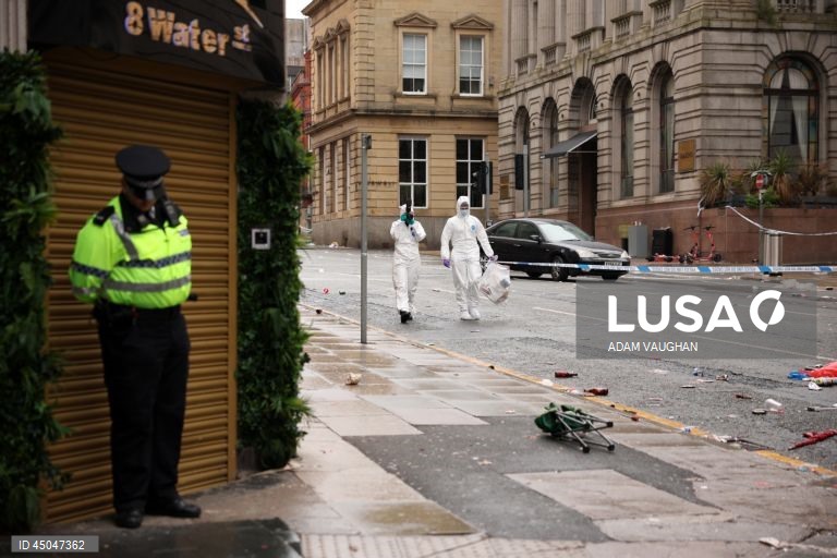 Rescaldo ao atropelamento por um carro de dezenas de pessoas em Liverpool