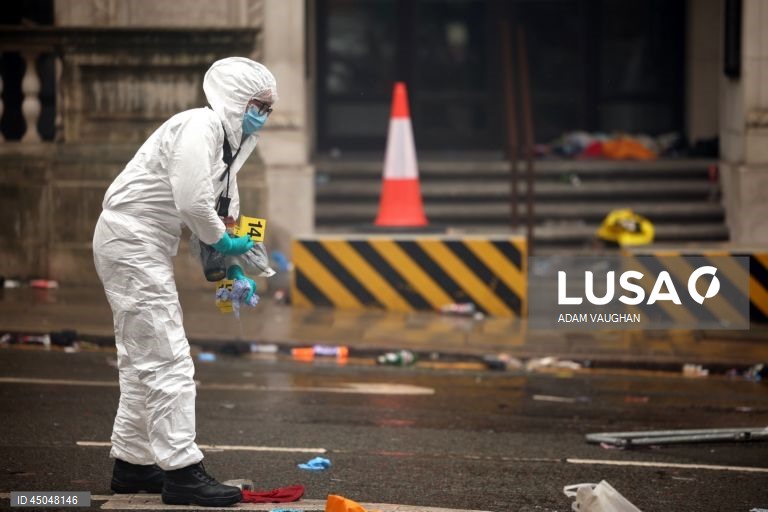 Rescaldo ao atropelamento por um carro de dezenas de pessoas em Liverpool