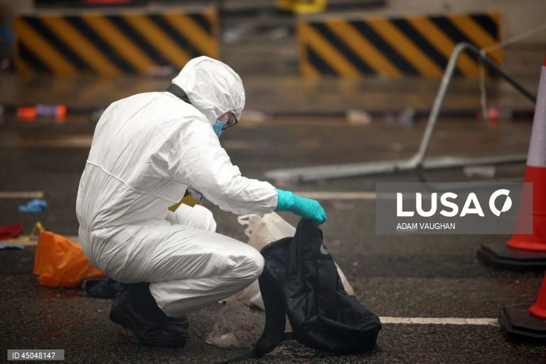 Rescaldo ao atropelamento por um carro de dezenas de pessoas em Liverpool