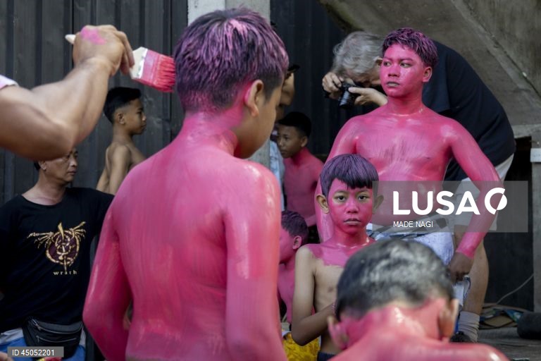 Indonésia: Habitantes locais celebram ritual sagrado Ngerebeg em Bali