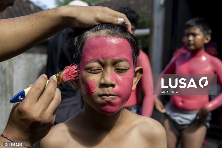 Indonésia: Habitantes locais celebram ritual sagrado Ngerebeg em Bali