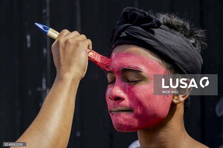 Indonésia: Habitantes locais celebram ritual sagrado Ngerebeg em Bali
