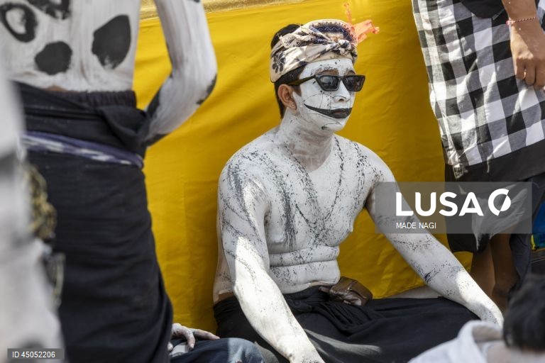 Indonésia: Habitantes locais celebram ritual sagrado Ngerebeg em Bali