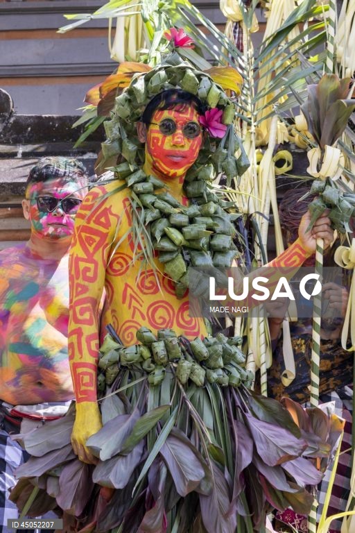 Indonésia: Habitantes locais celebram ritual sagrado Ngerebeg em Bali