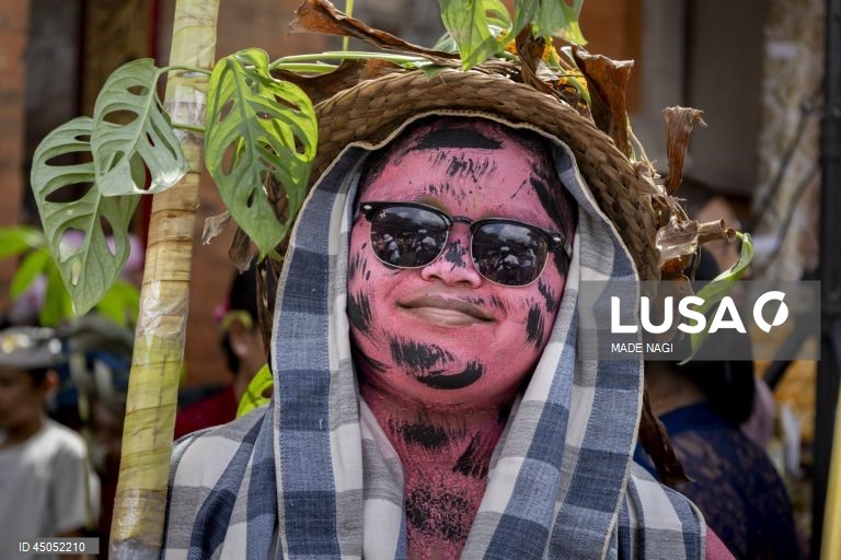 Indonésia: Habitantes locais celebram ritual sagrado Ngerebeg em Bali