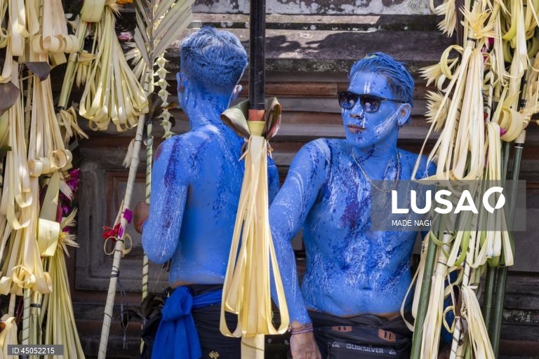 Indonésia: Habitantes locais celebram ritual sagrado Ngerebeg em Bali