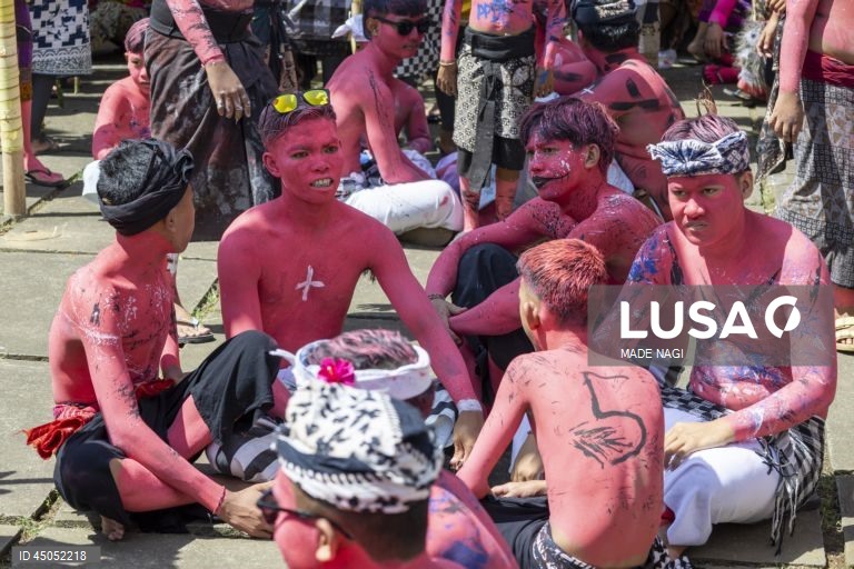 Indonésia: Habitantes locais celebram ritual sagrado Ngerebeg em Bali