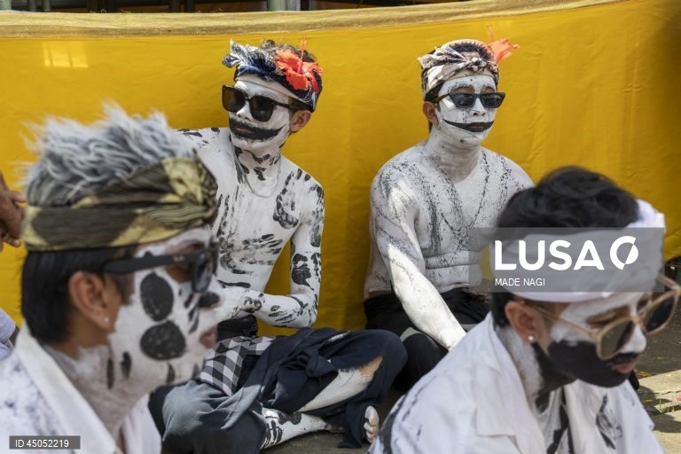 Indonésia: Habitantes locais celebram ritual sagrado Ngerebeg em Bali