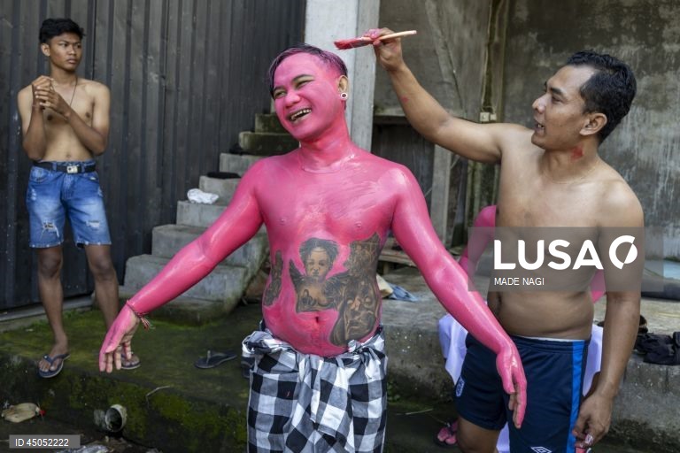 Indonésia: Habitantes locais celebram ritual sagrado Ngerebeg em Bali