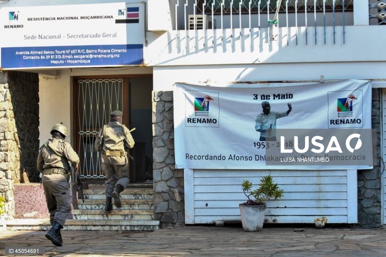 Dezenas de elementos da Unidade de Intervenção Rápida (UIR) da polícia moçambicana recuperaram hoje a sede nacional da Renamo, disparando tiros e gás lacrimogéneo para acabar com o protesto de antigos guerrilheiros, com pelo menos um ferido, em Maputo, Moçambique, 28 de maio de 2025. O protesto dos desmobilizados da Renamo na sede nacional, exigindo a saída do presidente do partido, Ossufo Momade, já se prolongava desde 15 de maio, com cerca de meia centena de antigos guerrilheiros a ocupar o...