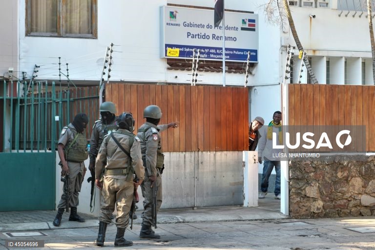 Dezenas de elementos da Unidade de Intervenção Rápida (UIR) da polícia moçambicana recuperaram hoje a sede nacional da Renamo, disparando tiros e gás lacrimogéneo para acabar com o protesto de antigos guerrilheiros, com pelo menos um ferido, em Maputo, Moçambique, 28 de maio de 2025. O protesto dos desmobilizados da Renamo na sede nacional, exigindo a saída do presidente do partido, Ossufo Momade, já se prolongava desde 15 de maio, com cerca de meia centena de antigos guerrilheiros a ocupar o...