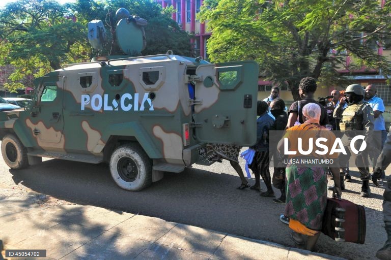 Dezenas de elementos da Unidade de Intervenção Rápida (UIR) da polícia moçambicana recuperaram hoje a sede nacional da Renamo, disparando tiros e gás lacrimogéneo para acabar com o protesto de antigos guerrilheiros, com pelo menos um ferido, em Maputo, Moçambique, 28 de maio de 2025. O protesto dos desmobilizados da Renamo na sede nacional, exigindo a saída do presidente do partido, Ossufo Momade, já se prolongava desde 15 de maio, com cerca de meia centena de antigos guerrilheiros a ocupar o...
