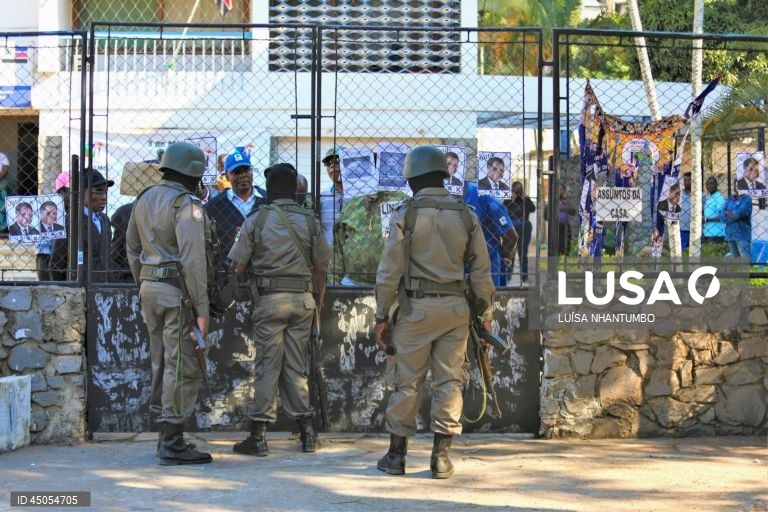Dezenas de elementos da Unidade de Intervenção Rápida (UIR) da polícia moçambicana recuperaram hoje a sede nacional da Renamo, disparando tiros e gás lacrimogéneo para acabar com o protesto de antigos guerrilheiros, com pelo menos um ferido, em Maputo, Moçambique, 28 de maio de 2025. O protesto dos desmobilizados da Renamo na sede nacional, exigindo a saída do presidente do partido, Ossufo Momade, já se prolongava desde 15 de maio, com cerca de meia centena de antigos guerrilheiros a ocupar o...