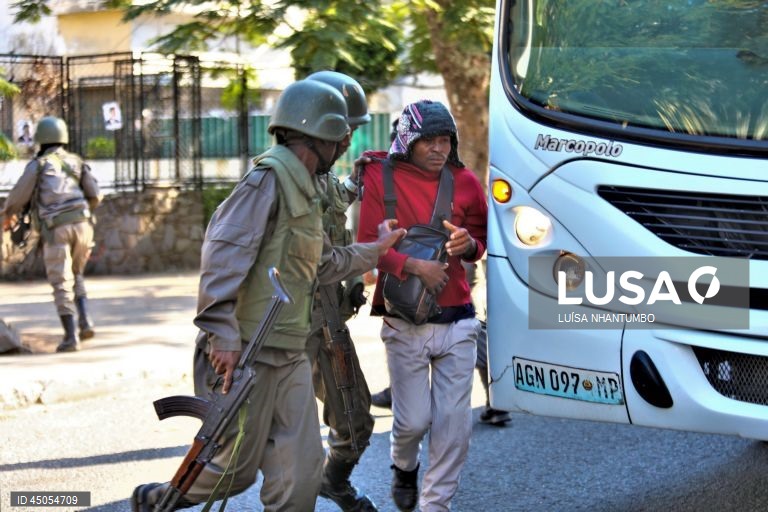 Dezenas de elementos da Unidade de Intervenção Rápida (UIR) da polícia moçambicana recuperaram hoje a sede nacional da Renamo, disparando tiros e gás lacrimogéneo para acabar com o protesto de antigos guerrilheiros, com pelo menos um ferido, em Maputo, Moçambique, 28 de maio de 2025. O protesto dos desmobilizados da Renamo na sede nacional, exigindo a saída do presidente do partido, Ossufo Momade, já se prolongava desde 15 de maio, com cerca de meia centena de antigos guerrilheiros a ocupar o...