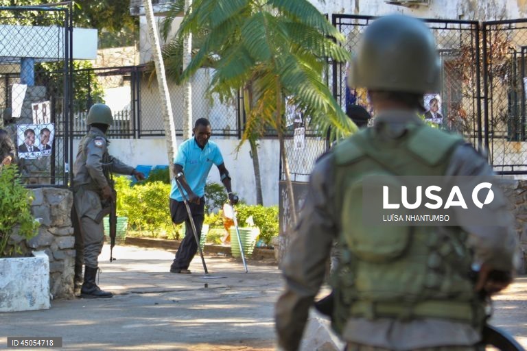 Dezenas de elementos da Unidade de Intervenção Rápida (UIR) da polícia moçambicana recuperaram hoje a sede nacional da Renamo, disparando tiros e gás lacrimogéneo para acabar com o protesto de antigos guerrilheiros, com pelo menos um ferido, em Maputo, Moçambique, 28 de maio de 2025. O protesto dos desmobilizados da Renamo na sede nacional, exigindo a saída do presidente do partido, Ossufo Momade, já se prolongava desde 15 de maio, com cerca de meia centena de antigos guerrilheiros a ocupar o...