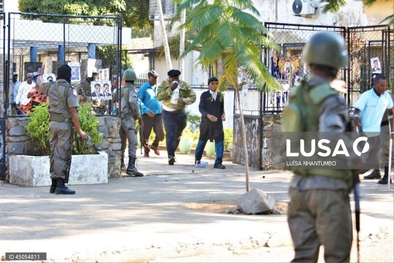 Dezenas de elementos da Unidade de Intervenção Rápida (UIR) da polícia moçambicana recuperaram hoje a sede nacional da Renamo, disparando tiros e gás lacrimogéneo para acabar com o protesto de antigos guerrilheiros, com pelo menos um ferido, em Maputo, Moçambique, 28 de maio de 2025. O protesto dos desmobilizados da Renamo na sede nacional, exigindo a saída do presidente do partido, Ossufo Momade, já se prolongava desde 15 de maio, com cerca de meia centena de antigos guerrilheiros a ocupar o...