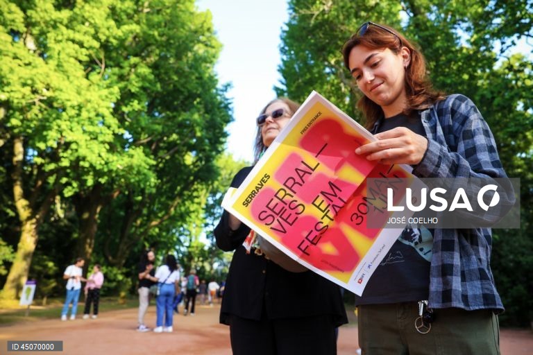 Visitantes do Serralves em Festa 2025, nos jardins do Muses de Serralves, no Porto, 30 de maio de 2025. JOSÉ COELHO/LUSA