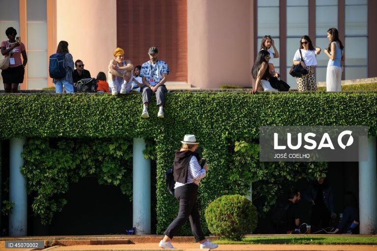 Visitantes do Serralves em Festa 2025, nos jardins do Muses de Serralves, no Porto, 30 de maio de 2025. JOSÉ COELHO/LUSA