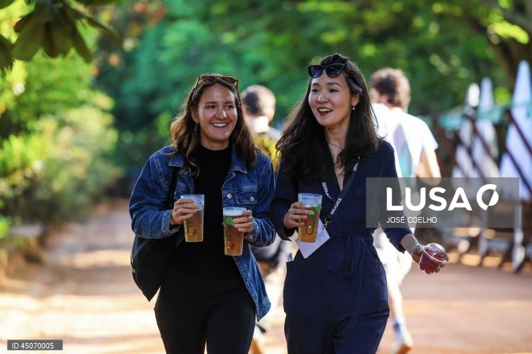 Visitantes do Serralves em Festa 2025, nos jardins do Muses de Serralves, no Porto, 30 de maio de 2025. JOSÉ COELHO/LUSA