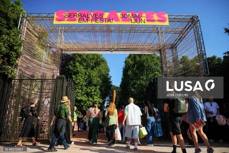 Visitantes do Serralves em Festa 2025, nos jardins do Muses de Serralves, no Porto, 30 de maio de 2025. JOSÉ COELHO/LUSA