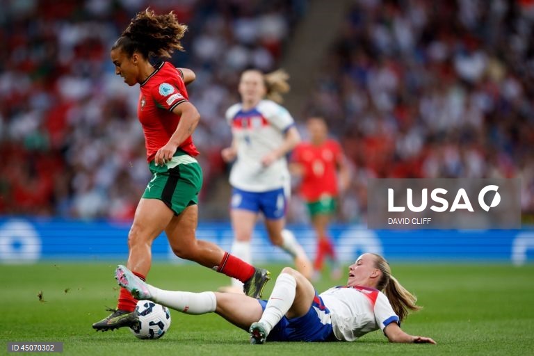 A seleção portuguesa feminina de futebol somou hoje a terceira derrota seguida na Liga das Nações, por culpa da entrada péssima em Wembley, diante da campeã europeia Inglaterra (6-0), que fez o que quis das portuguesas.