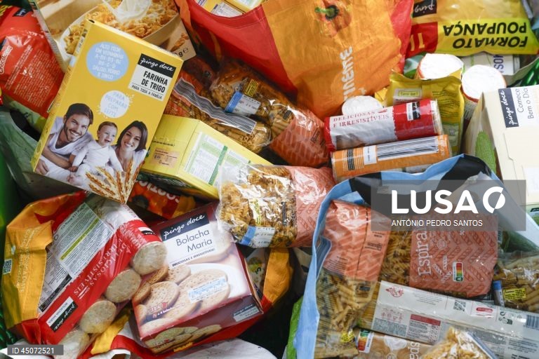 Bens alimentares chegam às instalações do Banco Alimentar Contra a Fome, em Lisboa, 31 de maio de 2025. Com o mote “A sua ajuda tem um nome: o nome de quem a vai receber”, a campanha apela ao contributo de todos os portugueses, que vão poder doar alimentos em mais de 2.000 superfícies comerciais espalhadas por todo o país. ANTÓNIO PEDRO SANTOS/LUSA