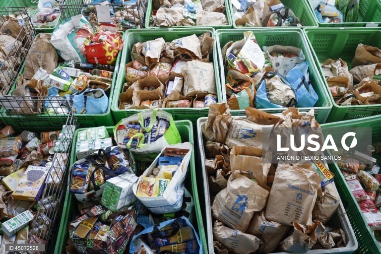 Bens alimentares chegam às instalações do Banco Alimentar Contra a Fome, em Lisboa, 31 de maio de 2025. Com o mote “A sua ajuda tem um nome: o nome de quem a vai receber”, a campanha apela ao contributo de todos os portugueses, que vão poder doar alimentos em mais de 2.000 superfícies comerciais espalhadas por todo o país. ANTÓNIO PEDRO SANTOS/LUSA