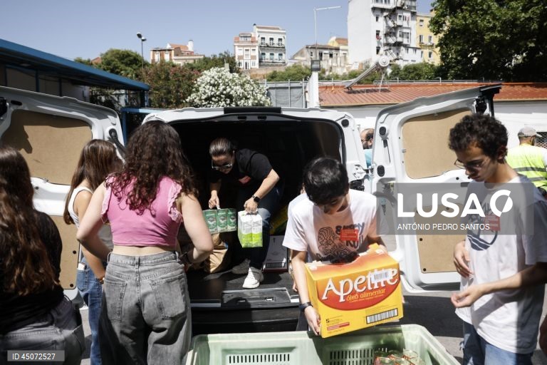Voluntários ajudam a descarregar uma carrinha durante o início da campanha do Banco Alimentar Contra a Fome, em Lisboa, 31 de maio de 2025. Com o mote “A sua ajuda tem um nome: o nome de quem a vai receber”, a campanha apela ao contributo de todos os portugueses, que vão poder doar alimentos em mais de 2.000 superfícies comerciais espalhadas por todo o país. ANTÓNIO PEDRO SANTOS/LUSA