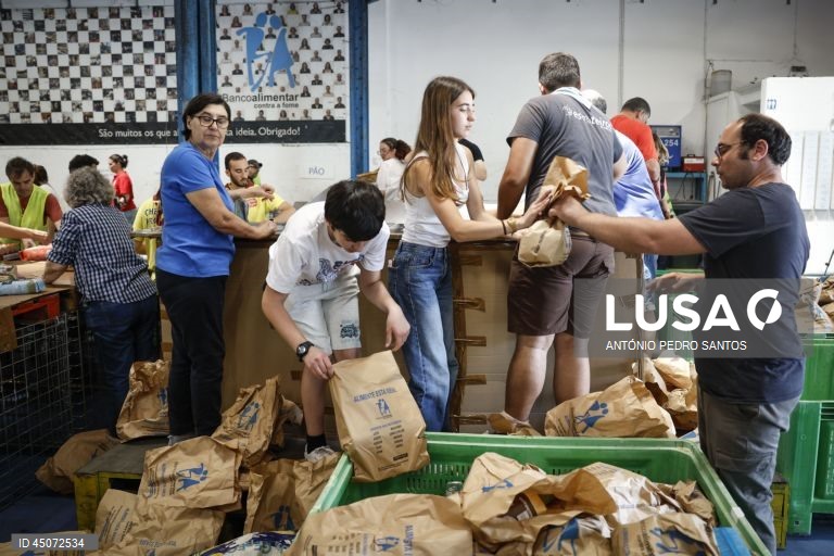 Voluntários separam os bens alimentares durante o início da campanha do Banco Alimentar Contra a Fome, em Lisboa, 31 de maio de 2025. Com o mote “A sua ajuda tem um nome: o nome de quem a vai receber”, a campanha apela ao contributo de todos os portugueses, que vão poder doar alimentos em mais de 2.000 superfícies comerciais espalhadas por todo o país. ANTÓNIO PEDRO SANTOS/LUSA
