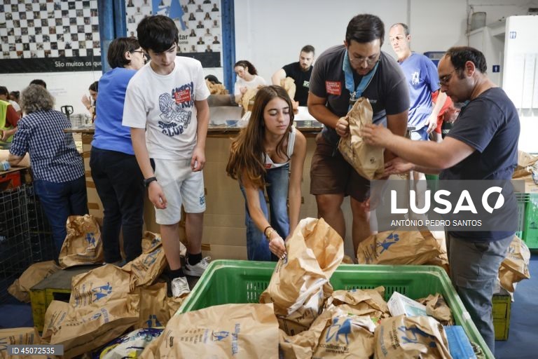Voluntários separam os bens alimentares durante o início da campanha do Banco Alimentar Contra a Fome, em Lisboa, 31 de maio de 2025. Com o mote “A sua ajuda tem um nome: o nome de quem a vai receber”, a campanha apela ao contributo de todos os portugueses, que vão poder doar alimentos em mais de 2.000 superfícies comerciais espalhadas por todo o país. ANTÓNIO PEDRO SANTOS/LUSA