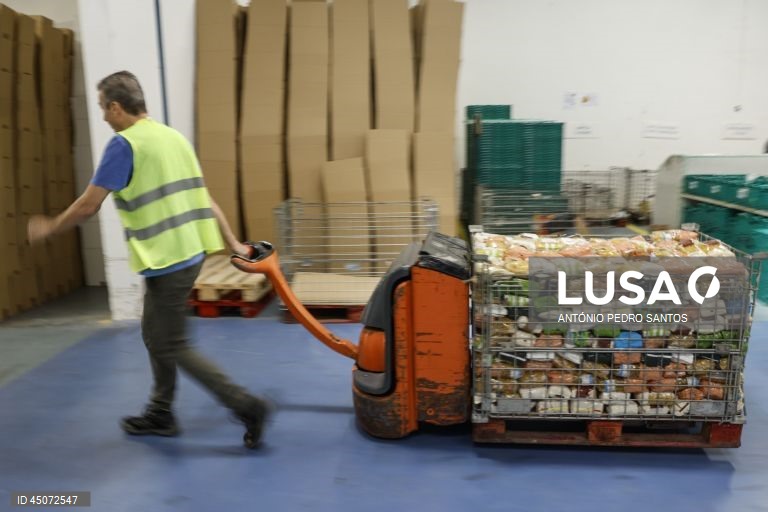 Voluntários em ação durante o início da campanha do Banco Alimentar Contra a Fome, em Lisboa, 31 de maio de 2025. Com o mote “A sua ajuda tem um nome: o nome de quem a vai receber”, a campanha apela ao contributo de todos os portugueses, que vão poder doar alimentos em mais de 2.000 superfícies comerciais espalhadas por todo o país. ANTÓNIO PEDRO SANTOS/LUSA