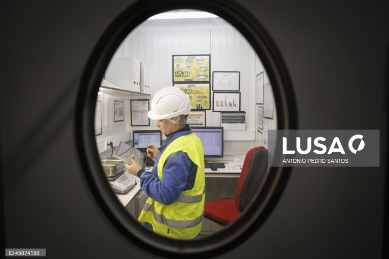 Uma trabalhadora durante o processo de controlo nas instalações da fábrica da Vitacress, empresa com uma estratégia de sustentabilidade que permite criar produtos com a garantia de um ecossistema saudável e atingir a neutralidade líquida de carbono até 2040, em Odemira, 30 de maio de 2025. (ACOMPANHA TEXTO DA LUSA DO DIA 02 DE JUNHO DE 2025). ANTÓNIO PEDRO SANTOS/LUSA