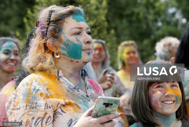  Quirguistão: Festival das Cores em Bishkek