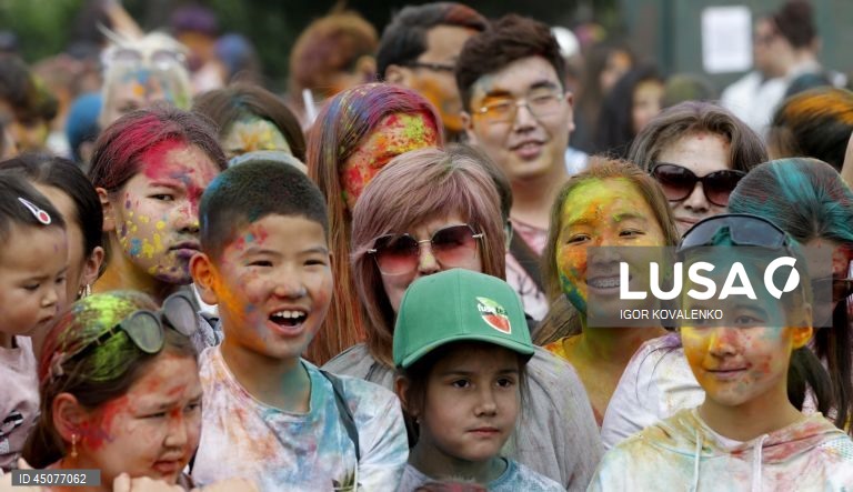  Quirguistão: Festival das Cores em Bishkek