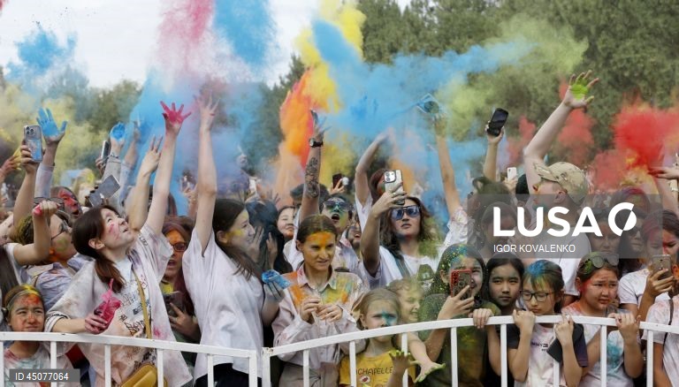  Quirguistão: Festival das Cores em Bishkek