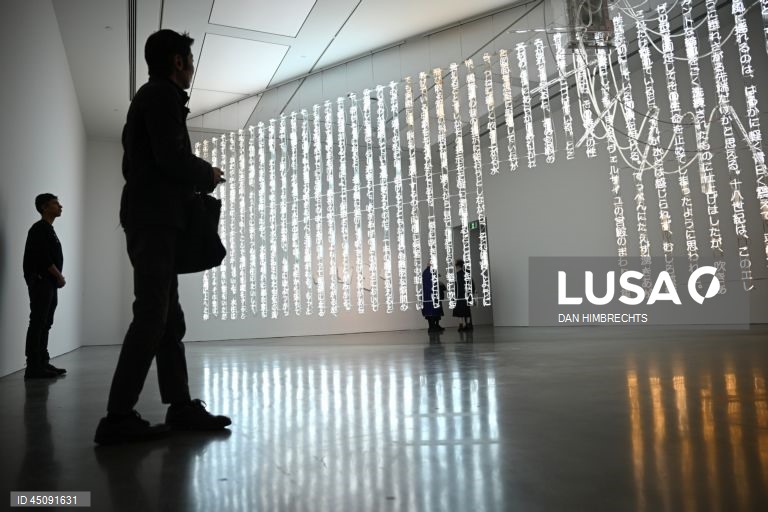Austrália: Exposição de Cerith Wyn Evans no Museu de Arte Contemporânea em Sidnei