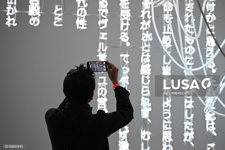 Austrália: Exposição de Cerith Wyn Evans no Museu de Arte Contemporânea em Sidnei