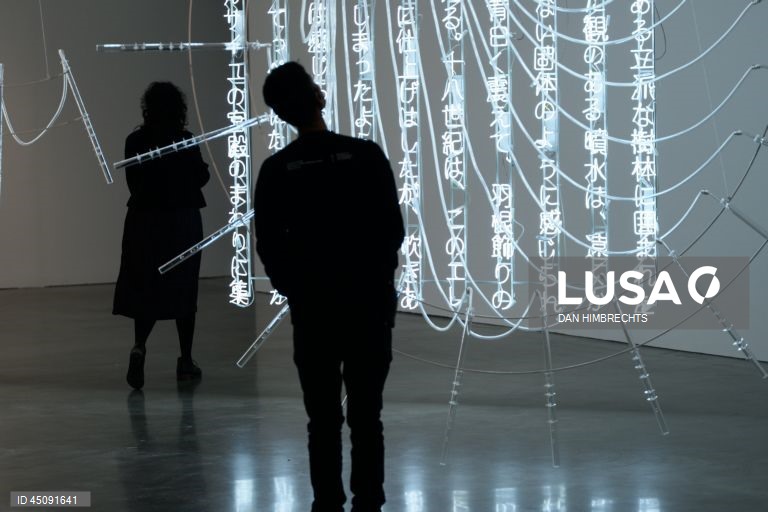 Austrália: Exposição de Cerith Wyn Evans no Museu de Arte Contemporânea em Sidnei