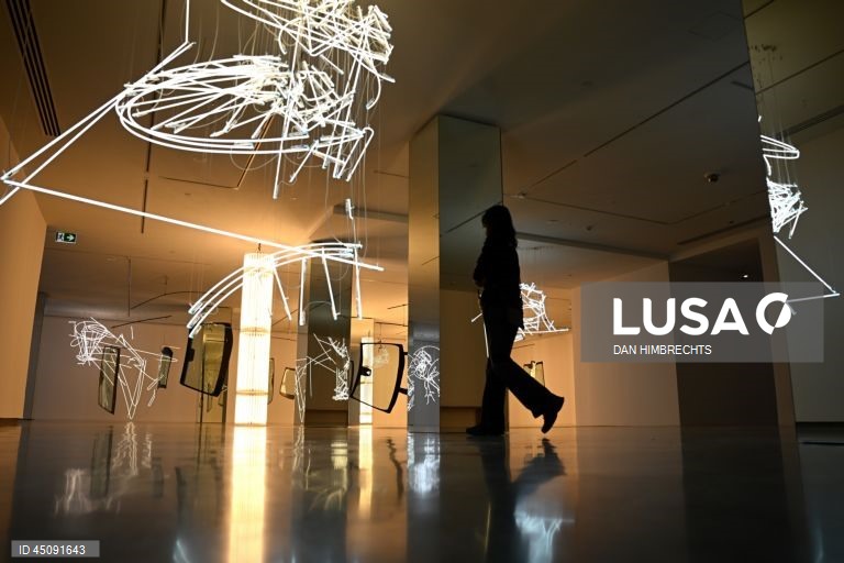 Austrália: Exposição de Cerith Wyn Evans no Museu de Arte Contemporânea em Sidnei