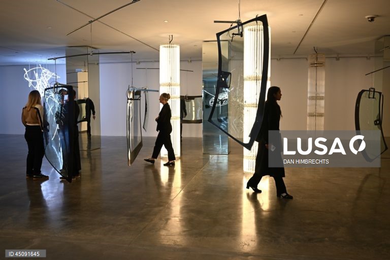 Austrália: Exposição de Cerith Wyn Evans no Museu de Arte Contemporânea em Sidnei