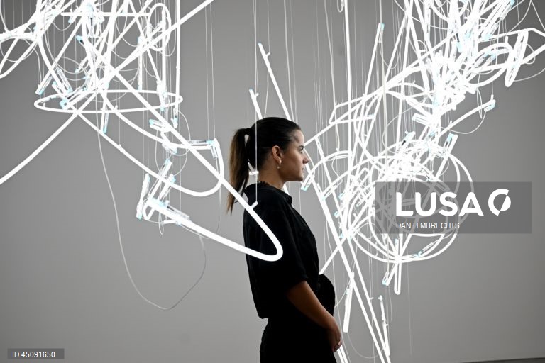 Austrália: Exposição de Cerith Wyn Evans no Museu de Arte Contemporânea em Sidnei