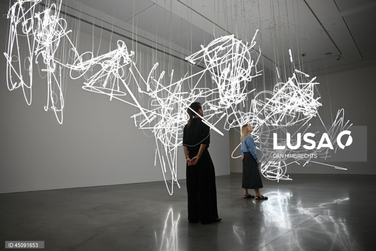 Austrália: Exposição de Cerith Wyn Evans no Museu de Arte Contemporânea em Sidnei