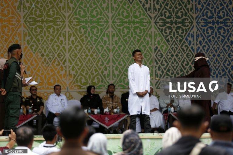 Indonésia: Aplicação da Lei da Sharia com punição por chicotadas em Banda Aceh