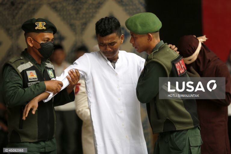 Indonésia: Aplicação da Lei da Sharia com punição por chicotadas em Banda Aceh